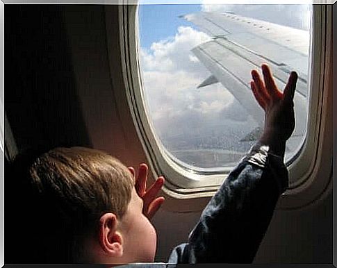 How to travel by plane with children?