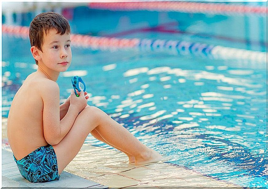 Is it necessary to wait two hours after eating to enter the water?