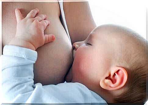 baby drinking breast milk is part of mixed breastfeeding