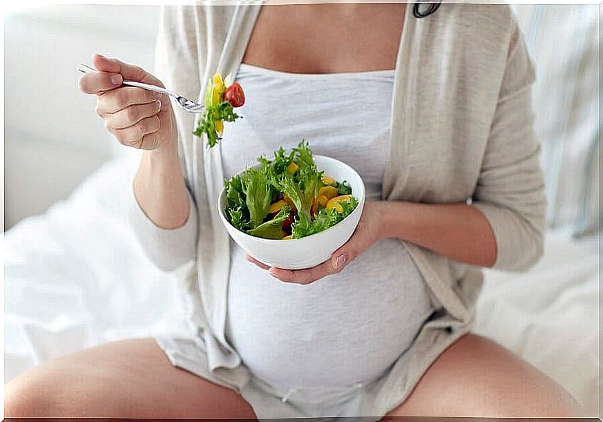 Risks of Eating Salad During Pregnancy