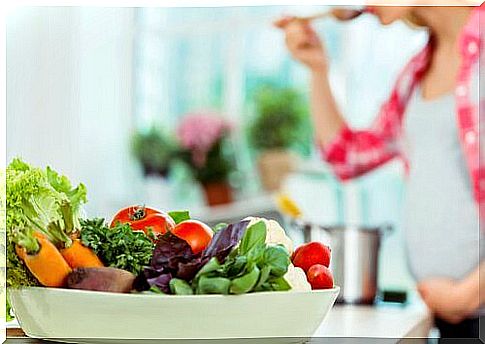 pregnant preparing green salad