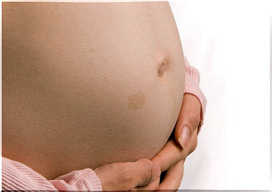 What are the changes in the navel during pregnancy?