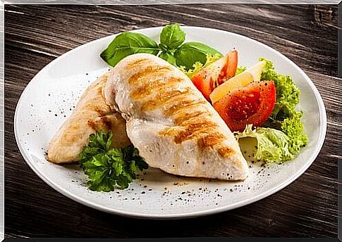 Chicken and vegetables are fundamental to the postpartum diet.